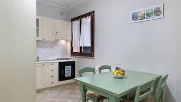 Fridge, oven, stovetop, electric kettle