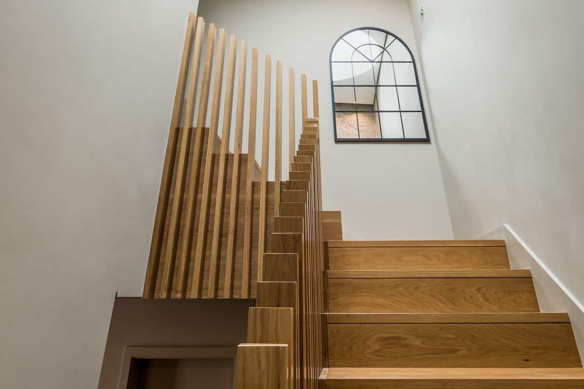 Eine moderne Treppe mit Holzboden und einem Oberlicht darüber.