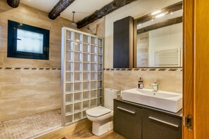 Shower, hair dryer, towels - Country House 'El Paller' with Balcony and Wi-Fi (Borrassà)