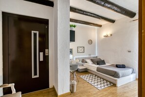 5 bedrooms, iron/ironing board, free WiFi, bed sheets