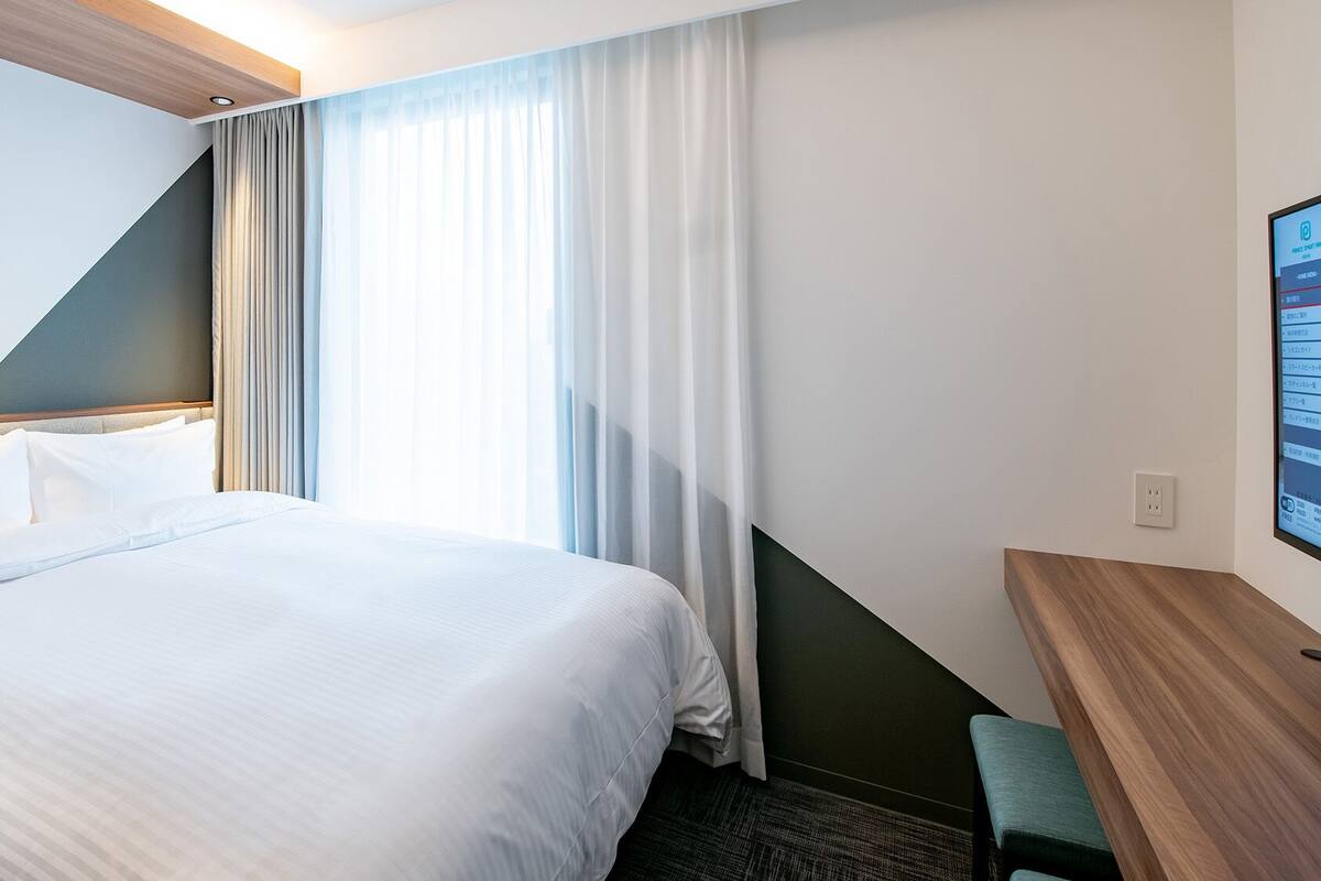 In-room safe, WiFi (free), bed sheets