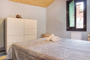 1 slaapkamer, een strijkplank/strijkijzer, gratis wifi, beddengoed