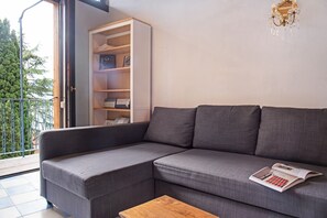 TV - Holiday Home 'Cadepaia Lago Maggiore' with Lake View, Wi-Fi and Air Conditioning (Laveno Mombello)