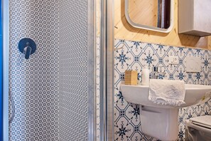 Shower, free toiletries, hair dryer, towels - Holiday Home 'Cadepaia Lago Maggiore' with Lake View, Wi-Fi and Air Conditioning (Laveno Mombello)