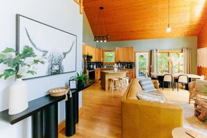 Smart TV, fireplace, video games - Cabin|Hot tub|Sauna|Game+Movie Rm|View|Near AVL (Candler)