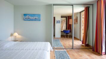 3 makuuhuonetta, silitysrauta/-lauta, ilmainen Wi-Fi, vuodevaatteet