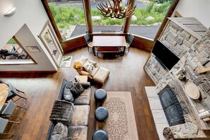 Smart TV y chimenea