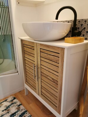 Douche, séchoir à cheveux, serviettes fournies, savon