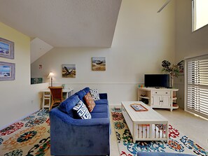 콘도 (#28 - No Pets) | 거실 공간 | TV