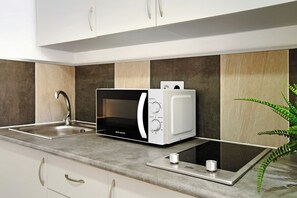 Frigorifero, microonde, piano cottura, macchina per tè/caffè