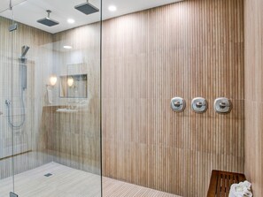 Apartment (#C813 - No Pets) | Badezimmer | Handtücher, Toilettenpapier