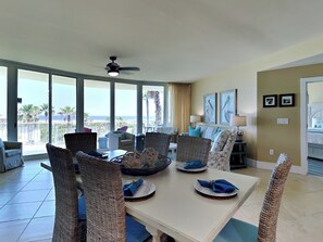 Condo, varias camas, acceso a la alberca, vista al océano (#C312 - No Pets) | Restaurantes