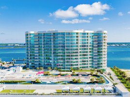 Condo (3 Bedrooms) | Property amenity