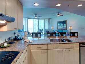 Condo (#B1108 - No Pets) | Cocina privada | Refrigerador, microondas, horno y parrilla de estufa 