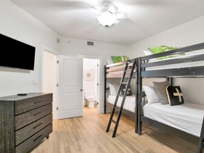 Condo (#C813 - No Pets) | 2 habitaciones, decoración personalizada y muebles diferentes 