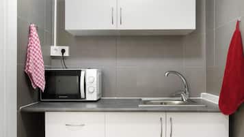 Geladeira, micro-ondas, cooktop, cafeteira/chaleira