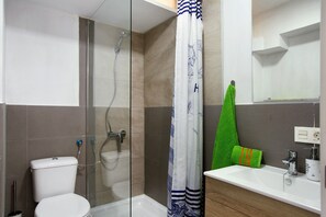 Shower, hair dryer, towels - Studio Apartment "Estudio Massimo 7D" with Shared Terrace & Wi-Fi (Las Palmas de Gran Canaria)