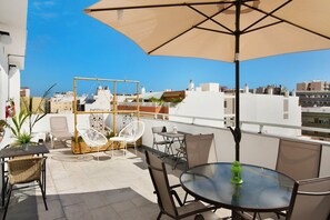 Outdoor dining - Studio Apartment "Estudio Massimo 7D" with Shared Terrace & Wi-Fi (Las Palmas de Gran Canaria)