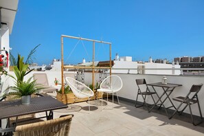 Outdoor dining - Studio Apartment "Estudio Massimo 7D" with Shared Terrace & Wi-Fi (Las Palmas de Gran Canaria)