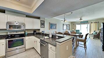 Condo, Berbilang Katil, Kitchen, Ocean View (#1202 - No Pets) | Dapur peribadi | Peti sejuk, ketuhar gelombang mikro, ketuhar, dapur