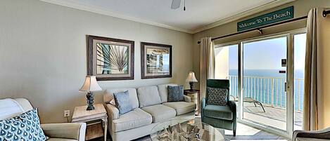 Bloc d'apartaments, diversos llits, cuina, vistes a l'oceà (#1202 - No Pets) | Sala d'estar | Televisor