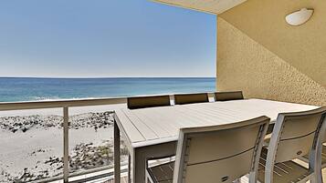 Un balcon avec vue sur la plage et l’océan.