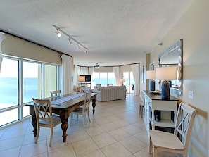 Apartamento, varias camas, balcón, vistas al mar (#1601 - No Pets Allowed) | Restauración