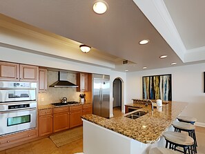 Condo, varias camas, balcón, vista al océano (#105 - No Pets) | Cocina privada | Refrigerador, microondas, horno y parrilla de estufa 