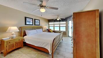 Condo, várias camas, sacada, vista para o oceano (#4002 - No Pets) | 3 quartos, individualmente decorados, individualmente mobiliados