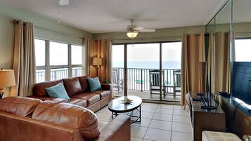 Condo, várias camas, sacada, vista para o oceano (#3000 - No Pets) | Área de estar | TV