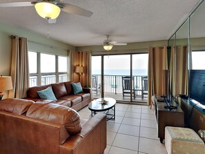 Bloc d'apartaments, diversos llits, balcó, vistes a l'oceà (#3000 - No Pets) | Sala d'estar | Televisor 