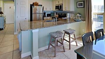 Condo, várias camas, sacada, vista para o oceano (#3000 - No Pets) | Cozinha privada | Geladeira, micro-ondas, fogão, lava-louças