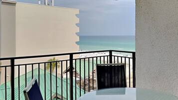Apartamento, varias camas, balcón, vistas al mar (#502 - No Pets) | Jardines del alojamiento