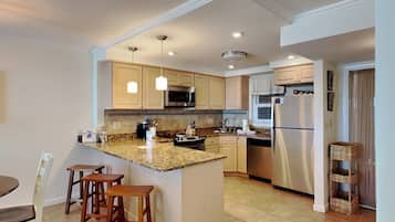 Condo, varias camas, balcón, vista al océano (#301 - No Pets) | Cocina privada | Cafetera y tetera