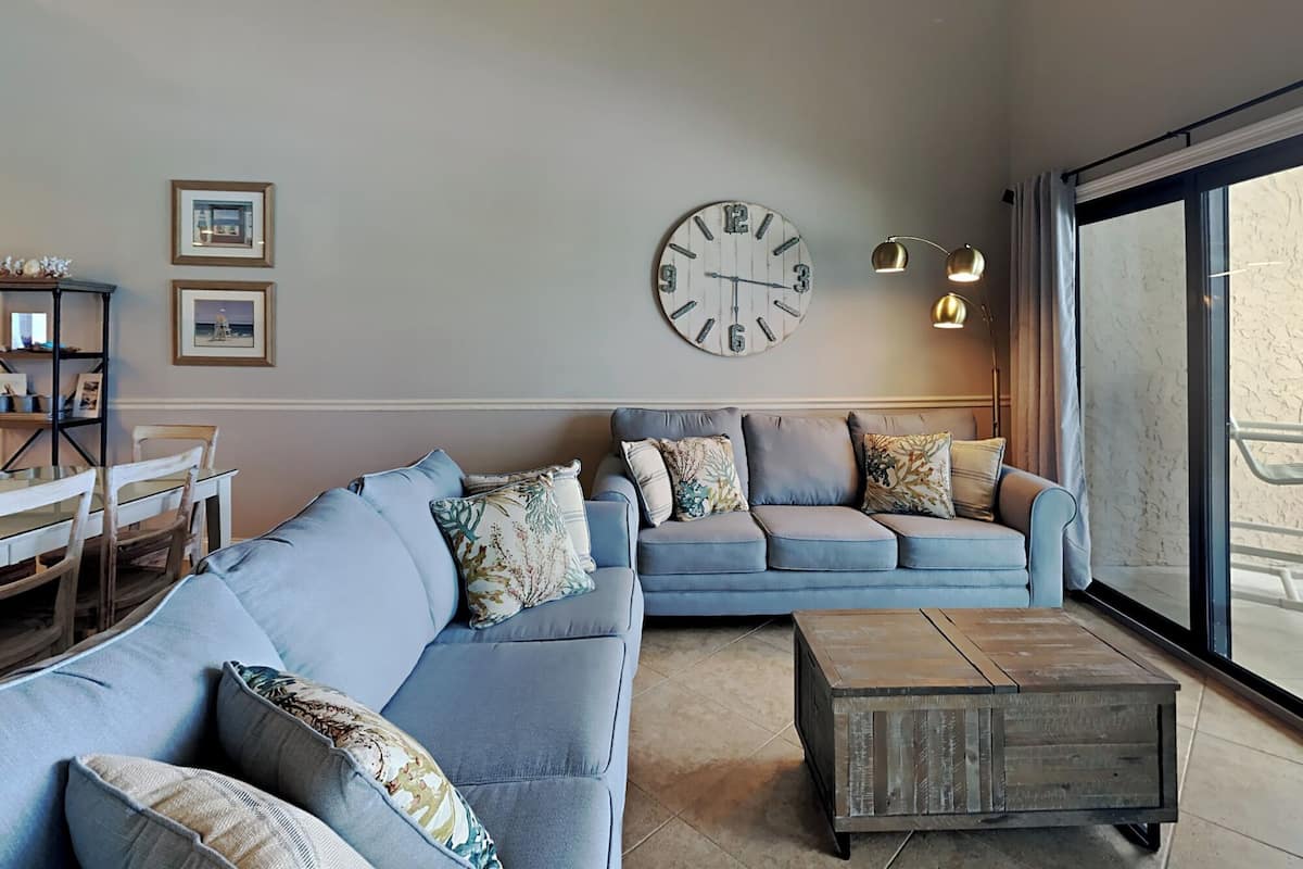 Condo, varias camas, balcón, vista al océano (#10A - No Pets) | Área de sala de estar | Televisión de 40 pulgadas con canales digitales