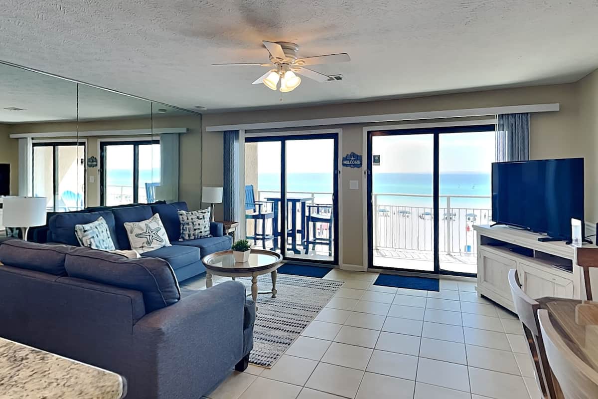 Condo, varias camas, balcón, vista al océano (#9B - No Pets) | Área de sala de estar | Televisión de 40 pulgadas con canales digitales