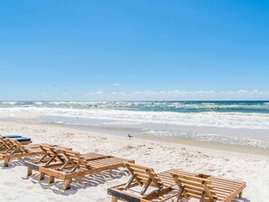 On the beach - Crystal Shores by Southern Vacation Rentals (Gulf Shores)