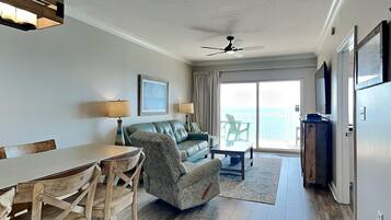 Condo, Berbilang Katil, Balcony, Ocean View (#1302 - No Pets) | Makan dalam bilik