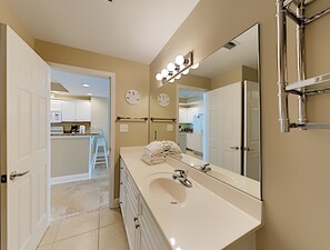 Condo, Plusieurs lits, balcon, vue sur l’océan (#602 - No Pets Allowed) | Cuisine privée | Réfrigérateur, four à micro-ondes, un four, surface de cuisson