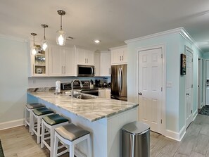 Appart'hôtel, plusieurs lits, balcon, vue océan (#106 - No Pets) | Cuisine privée | Réfrigérateur, micro-ondes, four, plaque de cuisson