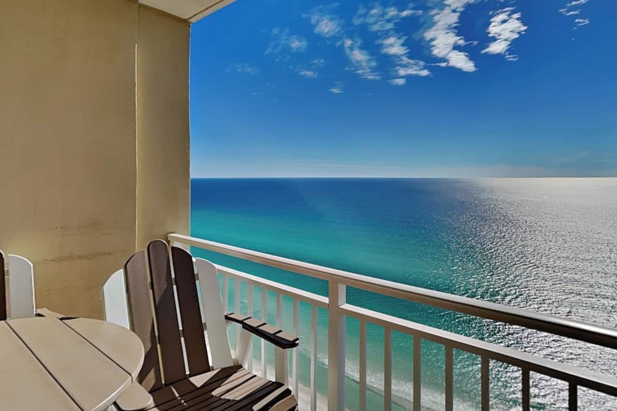 Uma varanda com vista para o oceano.