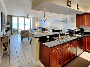 Appart'hôtel, plusieurs lits, balcon, vue océan (#825 - No Pets) | Cuisine privée | Réfrigérateur, micro-ondes, four, plaque de cuisson