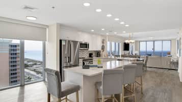 Condo, varias camas, balcón, vista al océano (#1610 - No Pets) | Cocina privada | Refrigerador, microondas, horno y parrilla de estufa