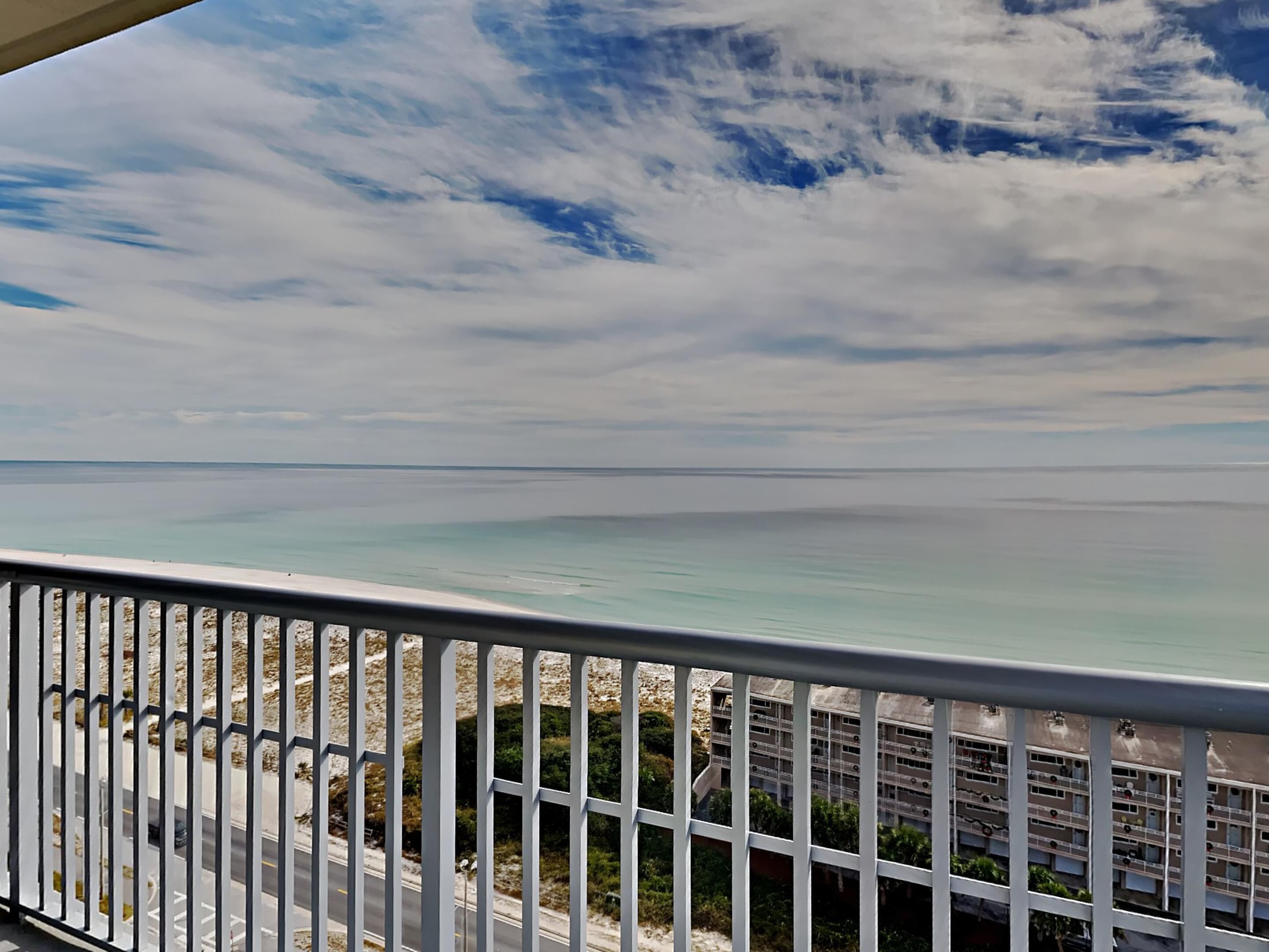 Une vue sur la côte, avec un ciel dégagé et une mer calme.