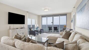 Leilighet, flere senger, balkong, havutsikt (#1610 - No Pets) | Oppholdsområde | Flatskjerm-TV