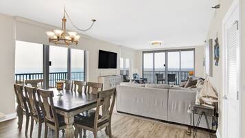 Leilighet, flere senger, balkong, havutsikt (#1610 - No Pets) | 2 soverom, individuelt dekorert og individuelt innredet