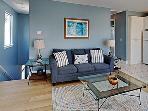 Condo, 1 cama Queen size y sofá cama, balcón (#10A - No Pets) | Área de sala de estar | Televisión de pantalla plana 