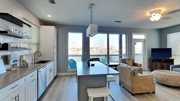 Jääkaappi, mikroaaltouuni, uuni, liesi