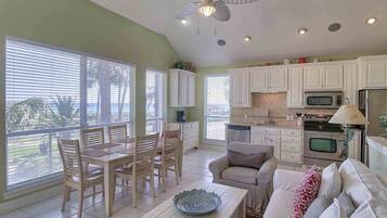 Huoneisto, useita sänkyjä, parveke (#7 A&B - No Pets) | Oleskelualue | Taulutelevisio