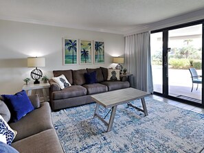 公寓式客房, 多张床, 厨房, 海洋景观 (#201 - No Pets) | 起居区 | 平板电视